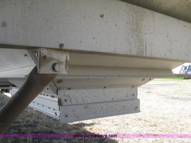 image for item H8718 1999 Wilson Commander grain trailer