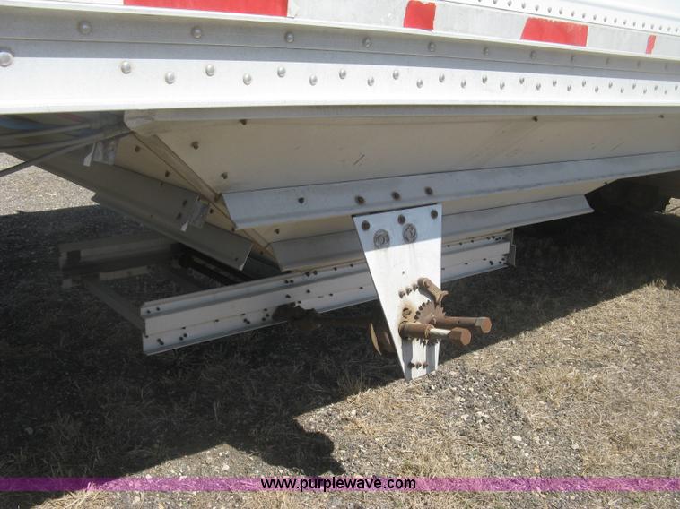 image for item H8718 1999 Wilson Commander grain trailer