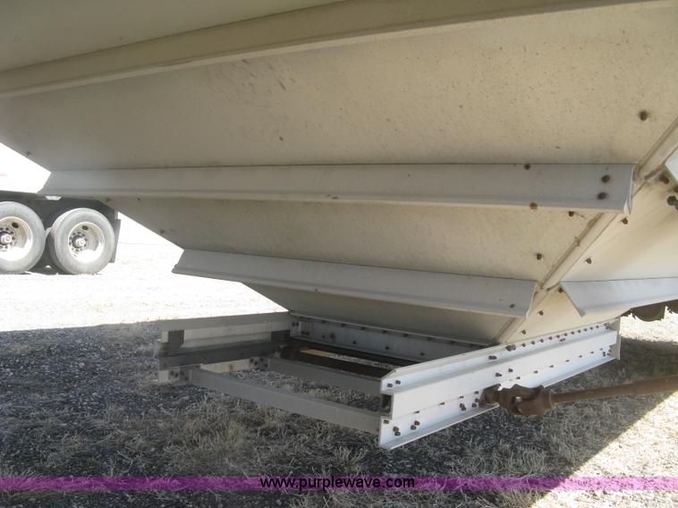 image for item H8718 1999 Wilson Commander grain trailer