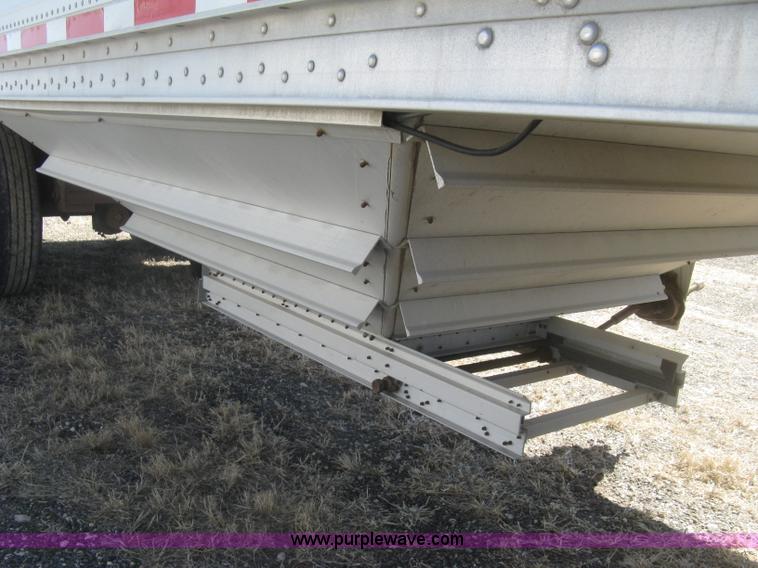 image for item H8718 1999 Wilson Commander grain trailer