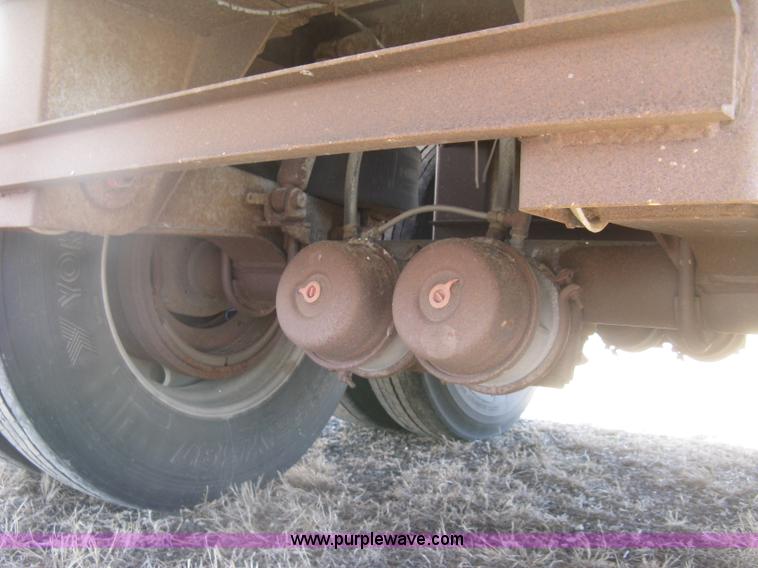 image for item H8718 1999 Wilson Commander grain trailer