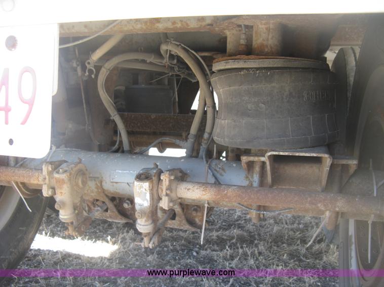 image for item H8718 1999 Wilson Commander grain trailer