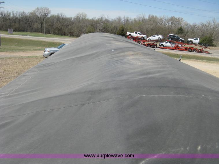 image for item H8718 1999 Wilson Commander grain trailer