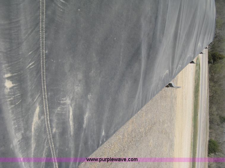 image for item H8718 1999 Wilson Commander grain trailer