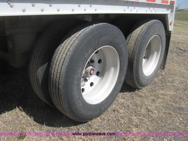 image for item H8718 1999 Wilson Commander grain trailer