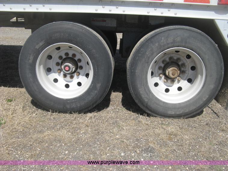 image for item H8718 1999 Wilson Commander grain trailer