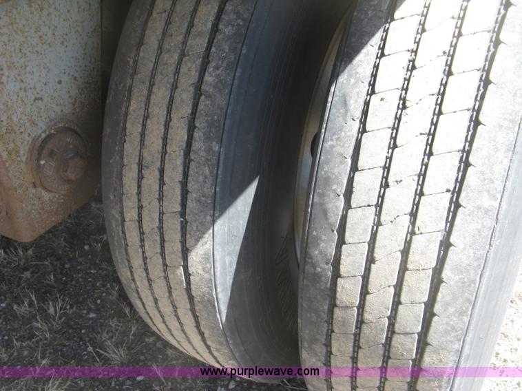 image for item H8718 1999 Wilson Commander grain trailer