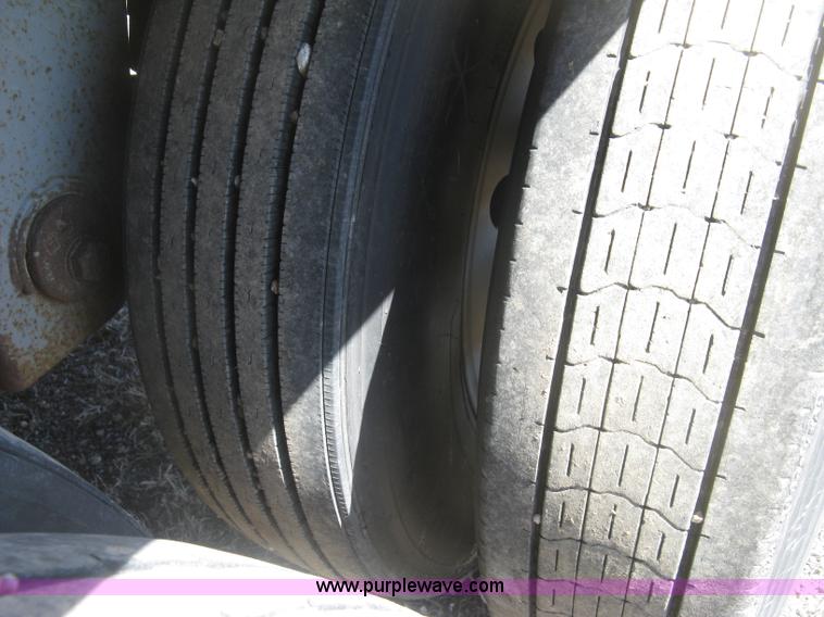 image for item H8718 1999 Wilson Commander grain trailer