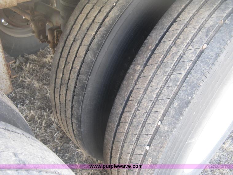 image for item H8718 1999 Wilson Commander grain trailer