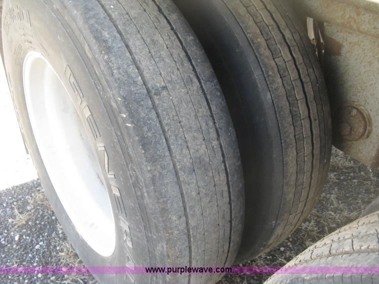 image for item H8718 1999 Wilson Commander grain trailer