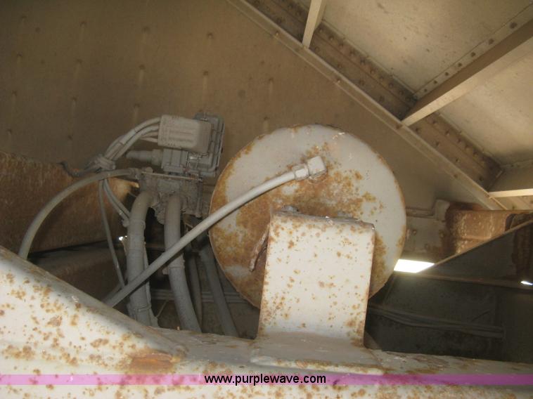 image for item H8718 1999 Wilson Commander grain trailer