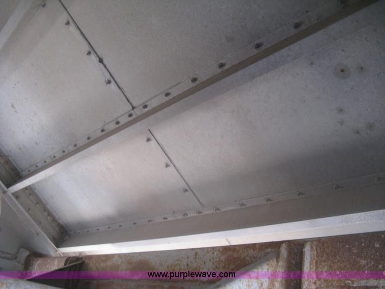 image for item H8718 1999 Wilson Commander grain trailer