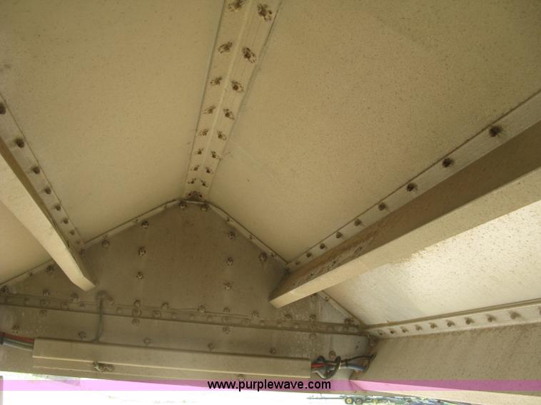 image for item H8718 1999 Wilson Commander grain trailer