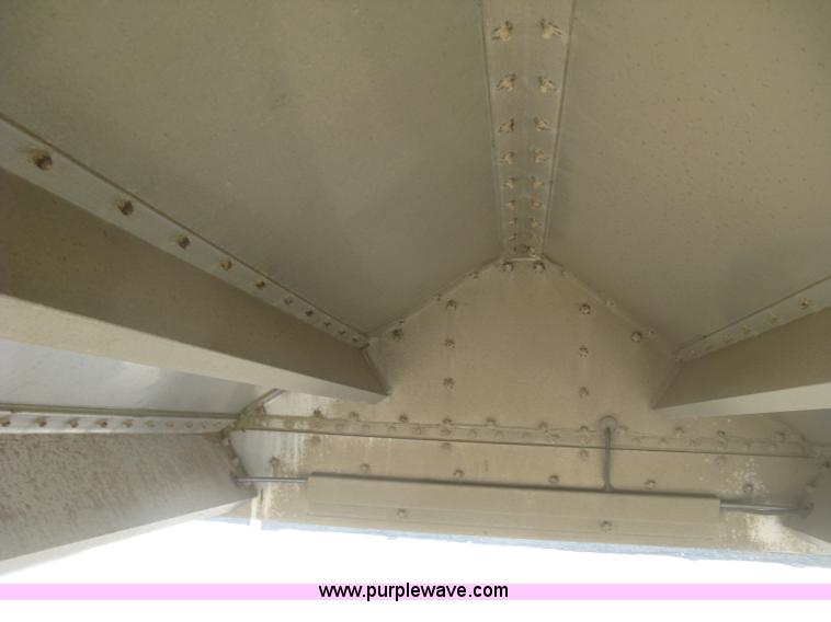 image for item H8718 1999 Wilson Commander grain trailer