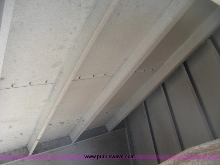 image for item H8718 1999 Wilson Commander grain trailer