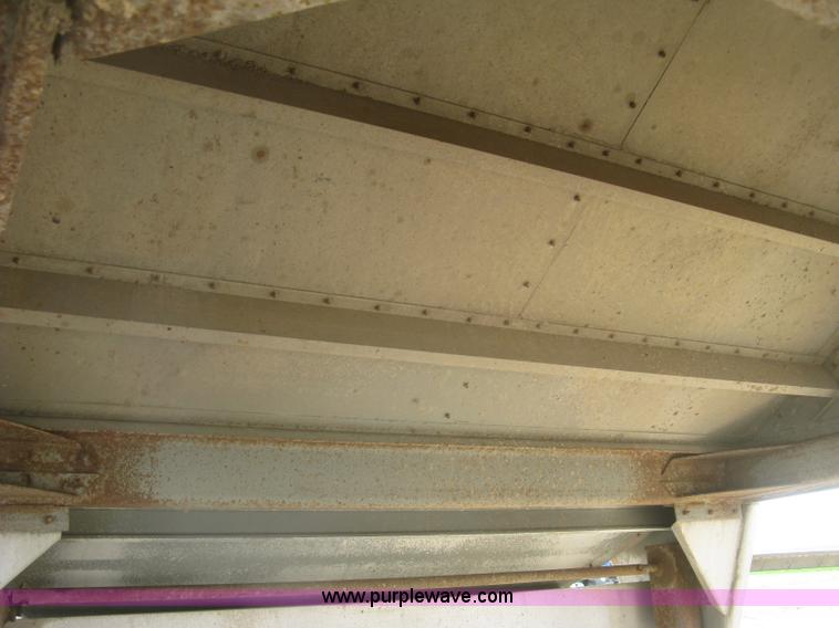 image for item H8718 1999 Wilson Commander grain trailer