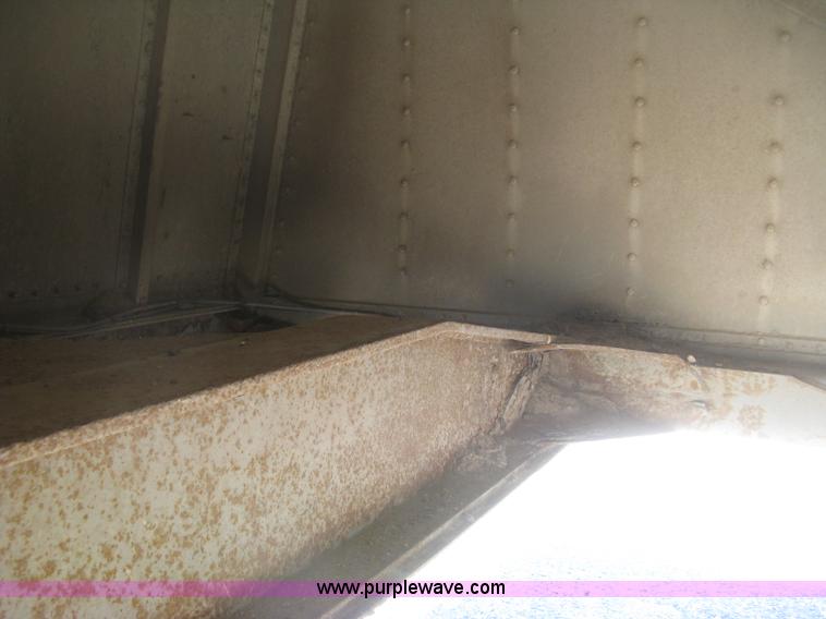 image for item H8718 1999 Wilson Commander grain trailer