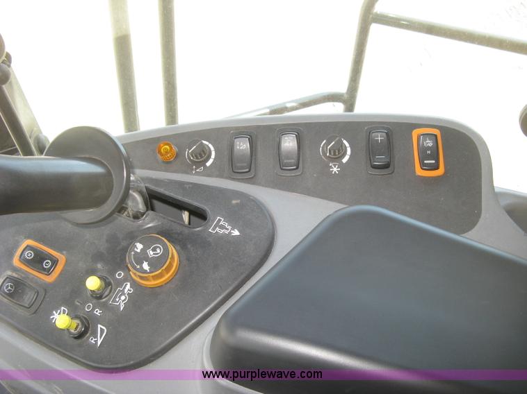 image for item K2999 2011 Massey Ferguson 9560 combine