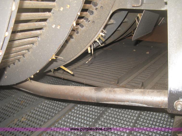 image for item K2999 2011 Massey Ferguson 9560 combine