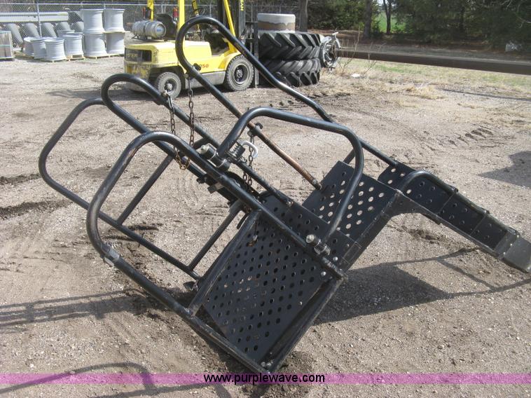 image for item K2999 2011 Massey Ferguson 9560 combine