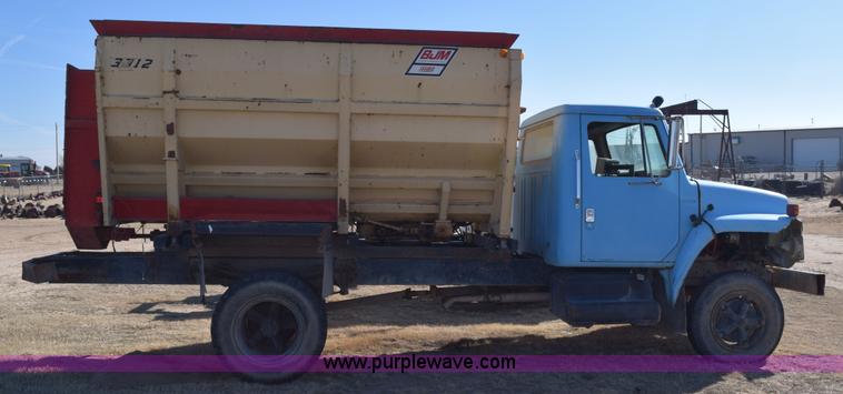 image for item K3204 1979 International S1624 feed truck