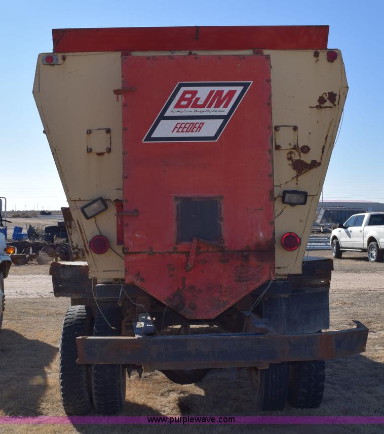 image for item K3204 1979 International S1624 feed truck