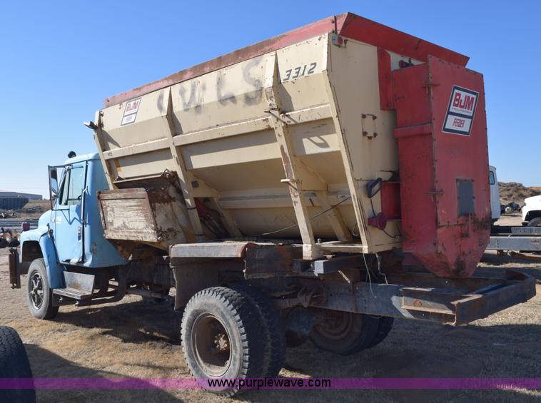 image for item K3204 1979 International S1624 feed truck