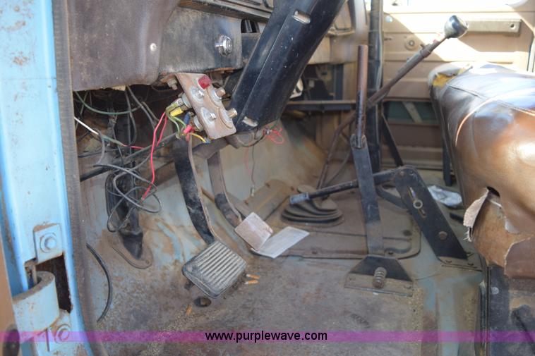 image for item K3204 1979 International S1624 feed truck