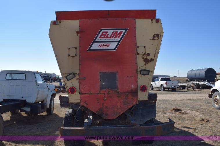 image for item K3204 1979 International S1624 feed truck