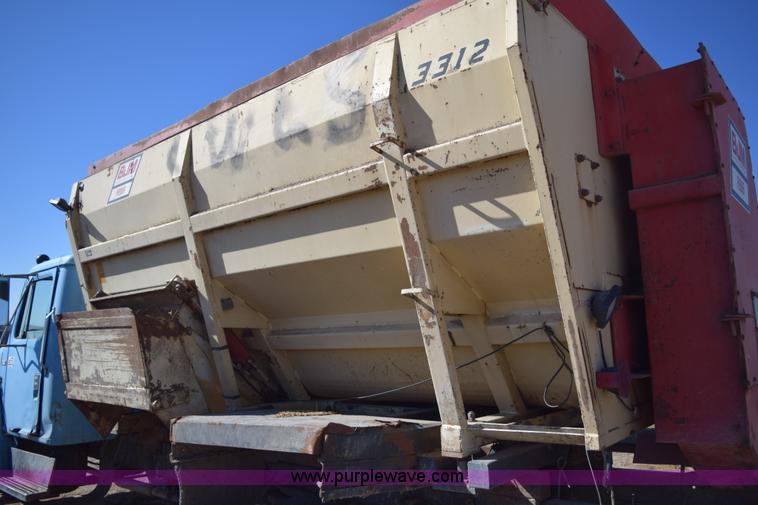 image for item K3204 1979 International S1624 feed truck