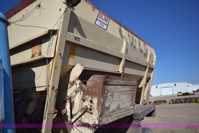 image for item K3204 1979 International S1624 feed truck