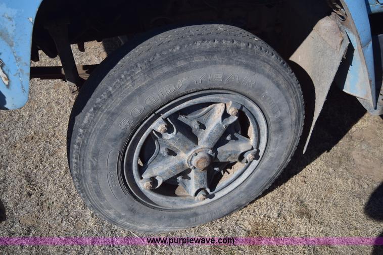 image for item K3204 1979 International S1624 feed truck