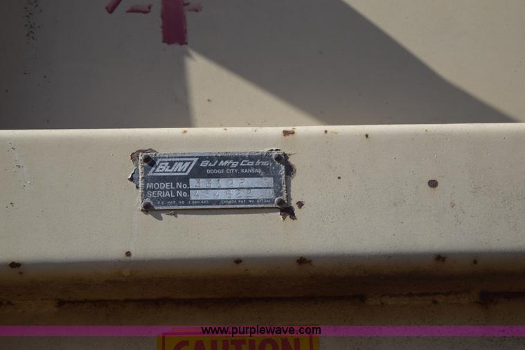 image for item K3204 1979 International S1624 feed truck