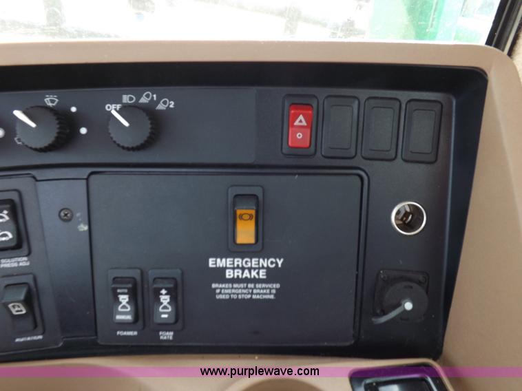 image for item K3789 1998 John Deere 4700 self-propelled sprayer