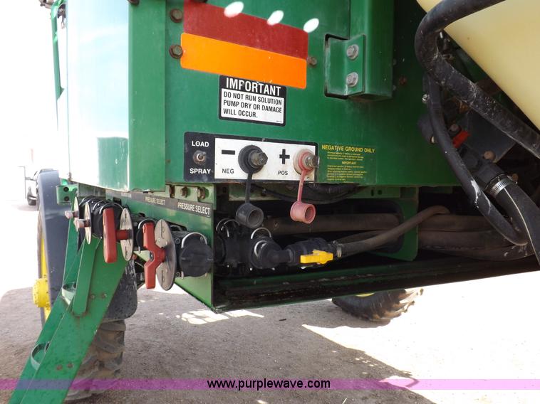 image for item K3789 1998 John Deere 4700 self-propelled sprayer