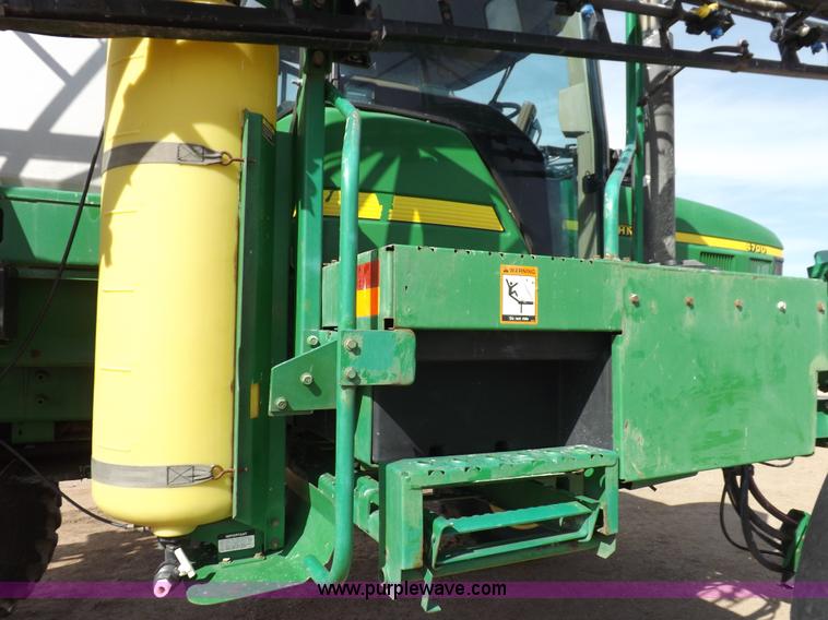 image for item K3789 1998 John Deere 4700 self-propelled sprayer