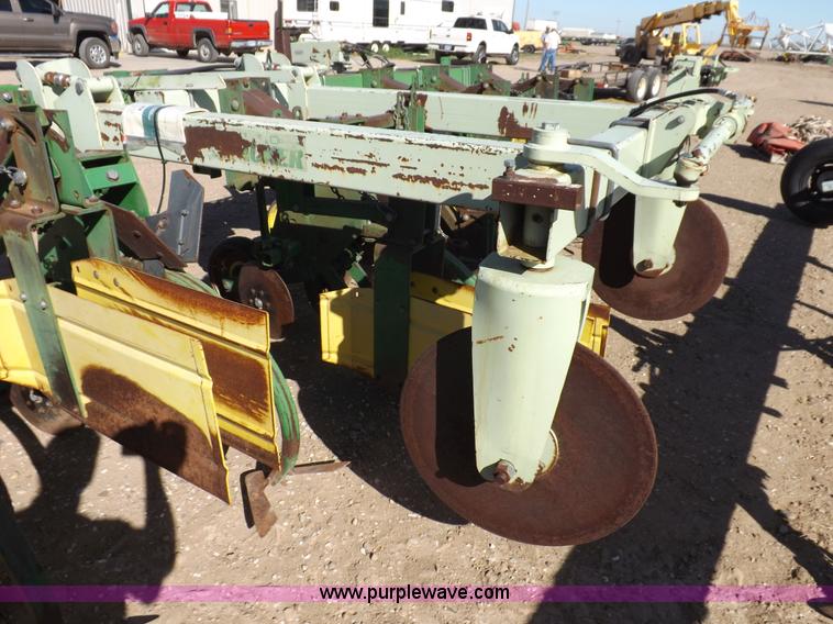 image for item K3791 John Deere 885 rigid no-till/ridge till cultivator