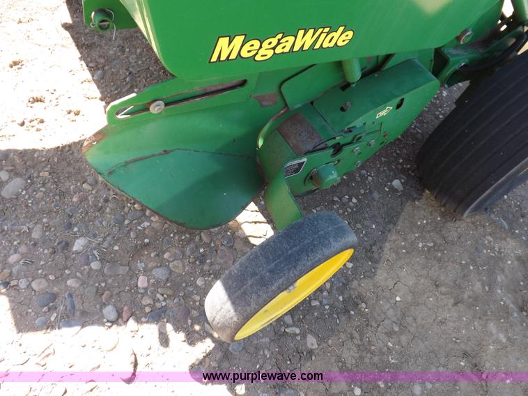 image for item K3802 2004 John Deere 567 round baler