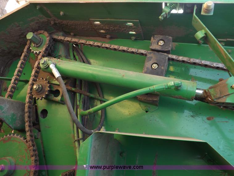 image for item K3802 2004 John Deere 567 round baler
