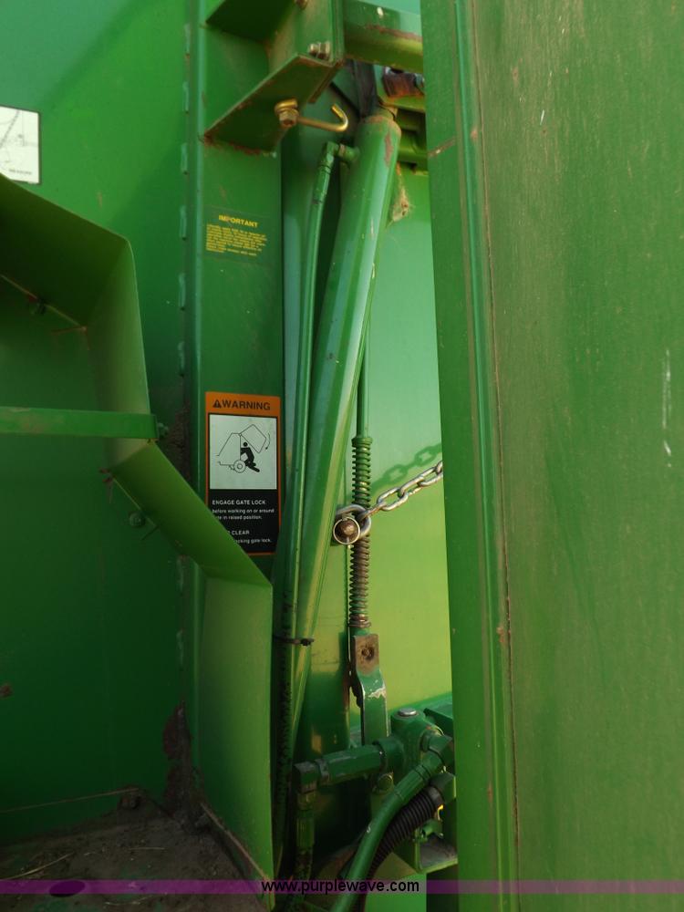 image for item K3802 2004 John Deere 567 round baler