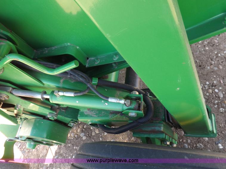 image for item K3802 2004 John Deere 567 round baler