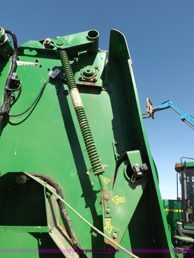 image for item K3802 2004 John Deere 567 round baler