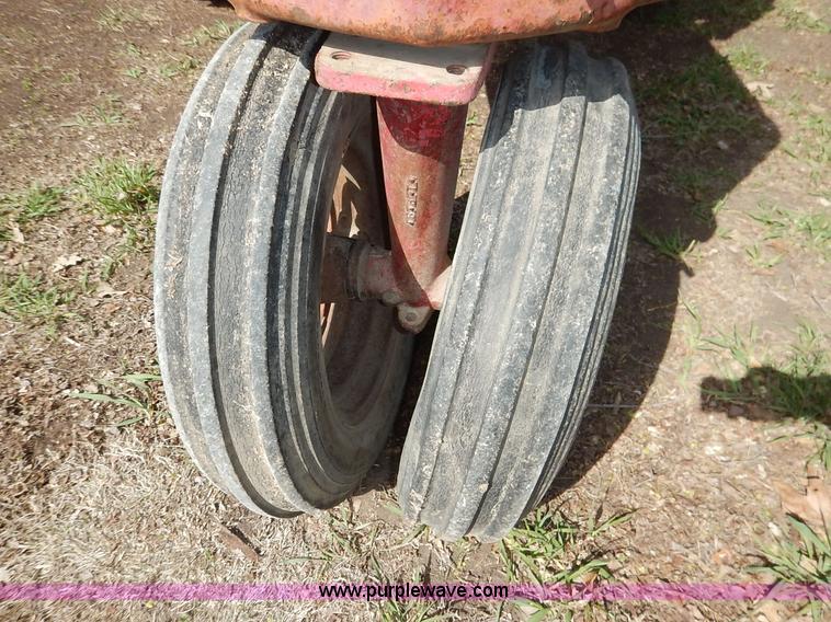 image for item K7364 1950 Mccormick Farmall H tractor