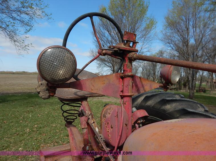 image for item K7364 1950 Mccormick Farmall H tractor