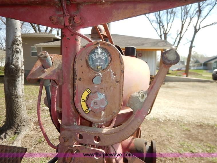 image for item K7364 1950 Mccormick Farmall H tractor