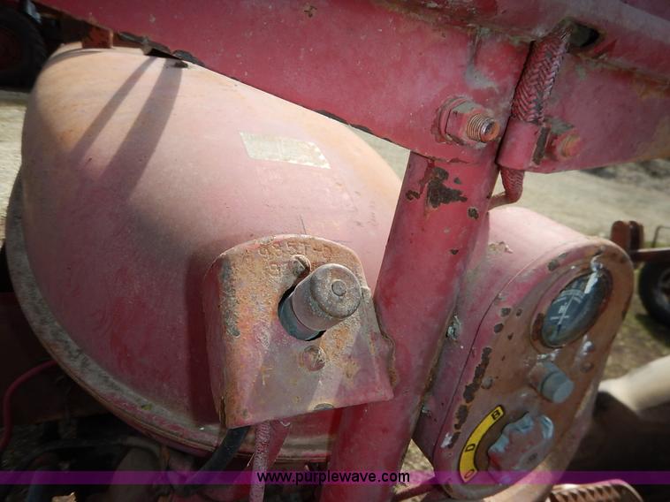 image for item K7364 1950 Mccormick Farmall H tractor