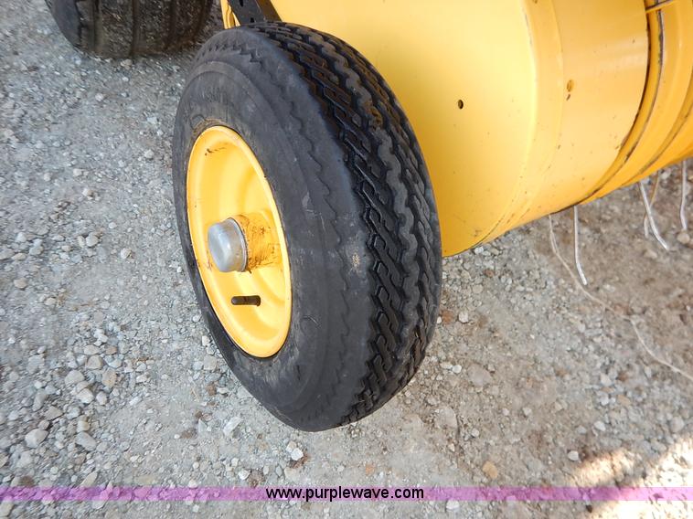 image for item K7369 2009 New Holland BR7090 round baler