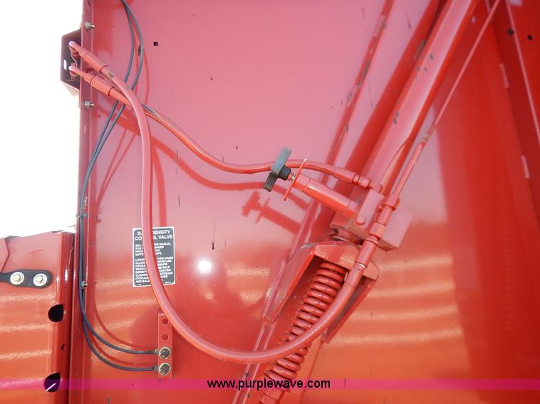 image for item K7369 2009 New Holland BR7090 round baler