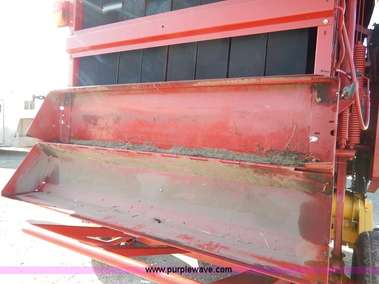 image for item K7369 2009 New Holland BR7090 round baler