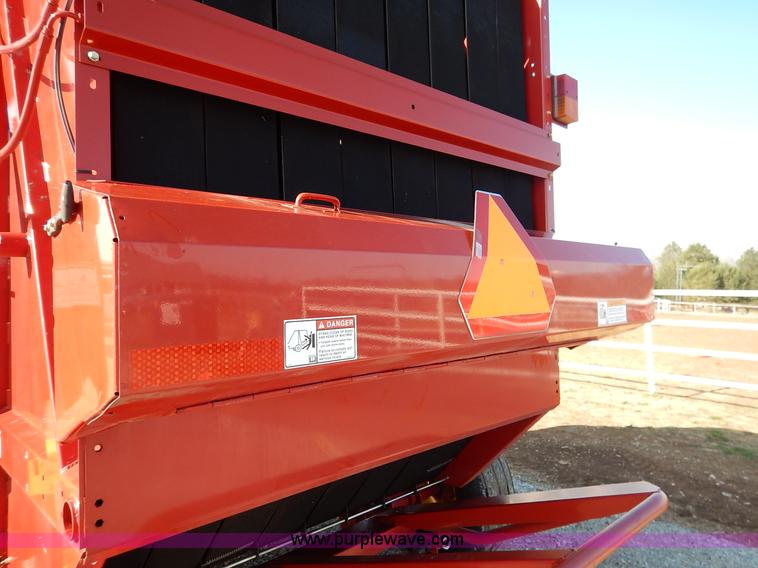 image for item K7369 2009 New Holland BR7090 round baler